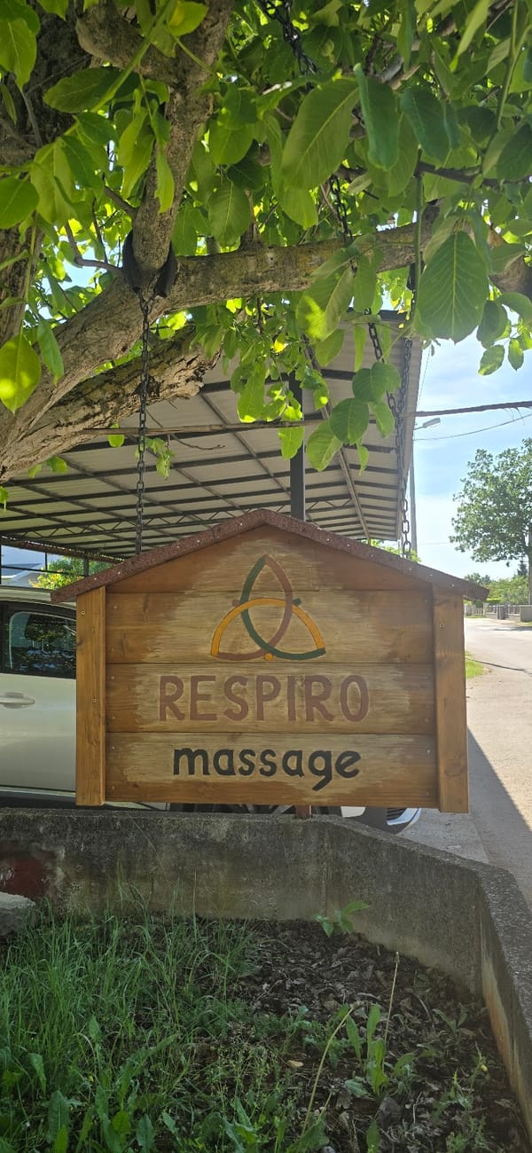 Drveni natpis Respiro massage pod orahom